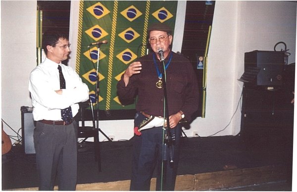 Com o saudoso poeta Antônio Augusto Ferreira, autor de clássicos como "Veterano" e "Entardecer", em 2002, na Casa do Poeta Rio-Grandense, em Porto Alegre.