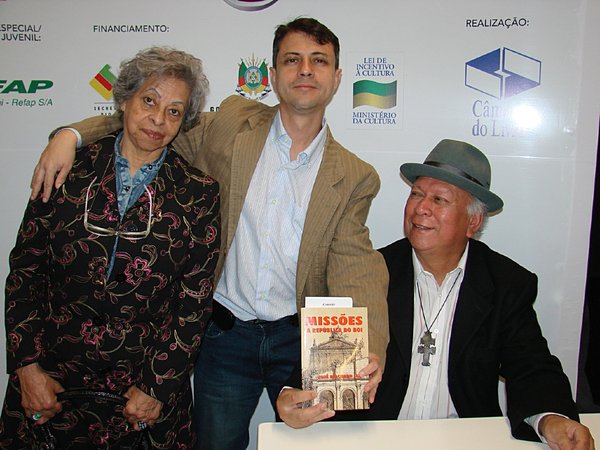 Com Nilza Lessa e o poeta José Machado Leal na Feira do Livro, em Porto Alegre. (Foto de Margarida Nunes)