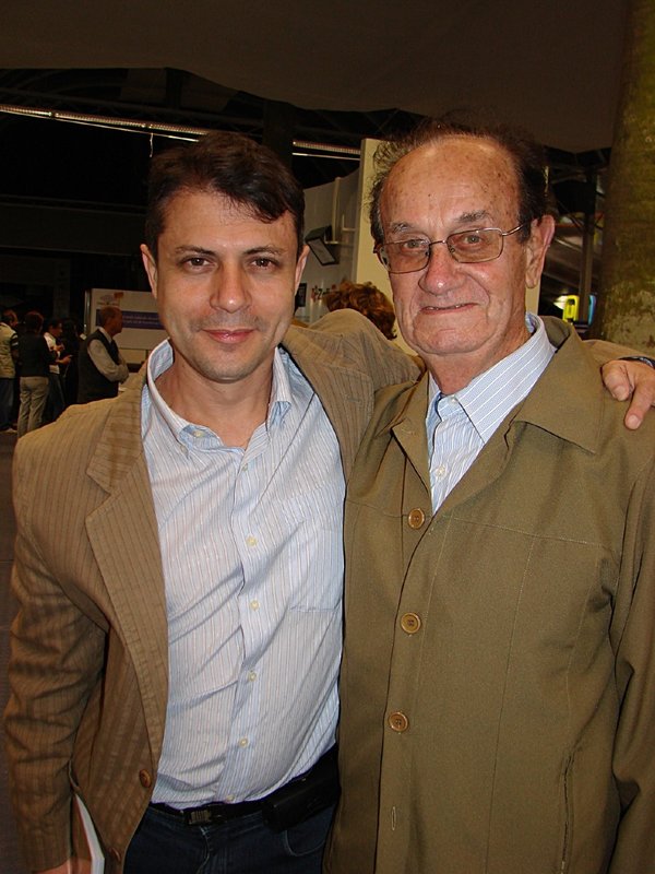 Com o grande escritor e jornalista Walter Galvani, ex-patrono da Feira do Livro de Porto Alegre. (Foto de Margarida Nunes)