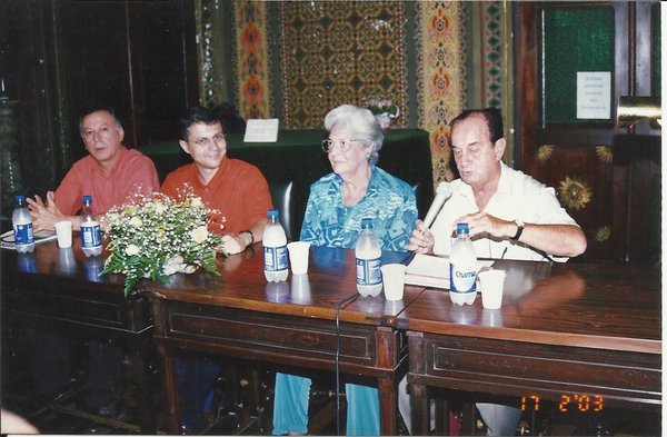 Mesa da palestra comemorativa ao centenário de nascimento de Manoelito de Ornellas. Da esquerda: Dilan Camargo, subsecretário da Cultura do RS; eu; Lília Pinto de Ornellas; e Walter Galvani, escritor e jornalista. Biblioteca Pública do Estado (2003).